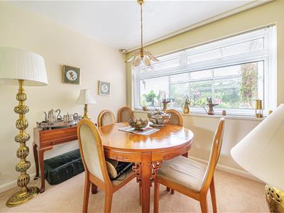 Lounge/Dining Room: